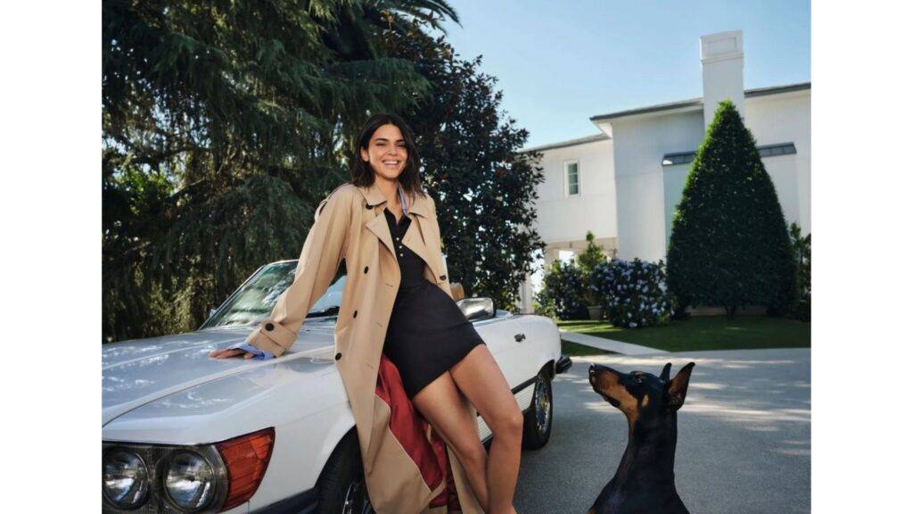 Kolekcia Tommy Hilfiger 2024 predstavuje nový prístup k dizajnu, ktorý kombinuje klasické prvky s modernými trendmi. Značka, známa svojím ikonickým americkým štýlom, sa tentokrát zameriava na udržateľnosť a inováciu vo využívaní materiálov. Nové modely sú navrhnuté s dôrazom na ekologickú zodpovednosť, pričom stále zachovávajú svoju typickú eleganciu a praktickosť. Prvky, ako sú recyklované tkaniny a ekologické farbivá, sa stávajú kľúčovými aspektmi v dizajne, ktorý oslovuje nielen milovníkov módy, ale aj tých, ktorí si cenia udržateľný prístup k obliekaní.