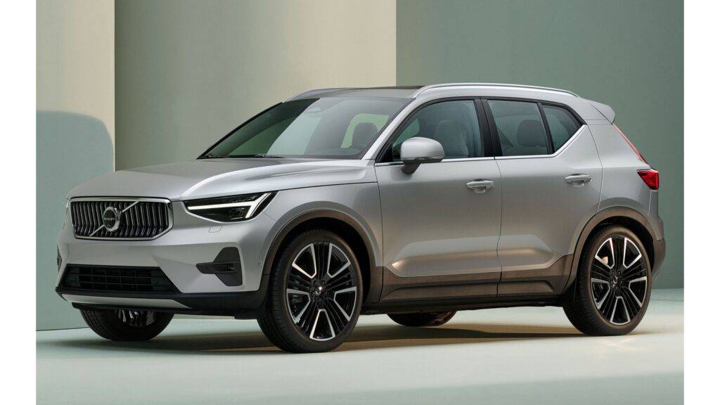 Model XC40 Mild Hybrid potvrdzuje, že ekologický prístup k mobilite nemusí byť na úkor štýlu ani výkonu, a ponúka zákazníkom možnosť jazdiť zodpovednejšie bez toho, aby sa museli vzdať radosti z jazdy, praktickosti ani prémiového pocitu za volantom.