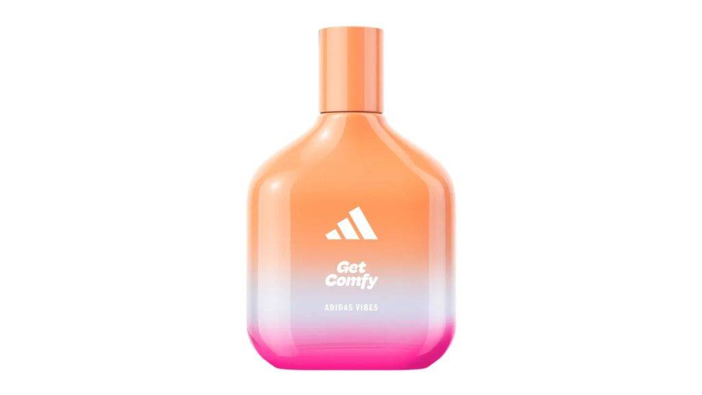 Adidas Vibes Get Comfy je vôňa, ktorá osloví všetkých, čo hľadajú spojenie sviežosti, pohodlia a štýlu v každodennom živote. Táto nová parfumovaná línia značky Adidas stelesňuje uvoľnený mestský životný štýl, v ktorom sa komfort stáva rovnako dôležitým ako sebaistota. Get Comfy kombinuje jemné tóny ovocia, kvetov a drevitých akordov, čím vytvára harmonický a nenútený dojem, ktorý je ideálny pre každú príležitosť – od pracovného dňa až po víkendový chill.