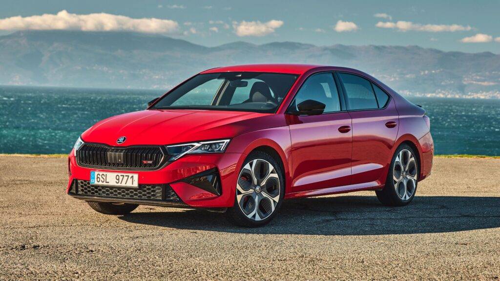 Škoda Octavia (2024) nadväzuje na dlhoročný úspech svojich predchodcov a opäť potvrdzuje status najpredávanejšieho modelu značky. Nová generácia prichádza s vylepšeným dizajnom, ktorý kombinuje eleganciu a praktickosť – štíhlejšie LED svetlomety, upravená maska chladiča a výraznejšie línie karosérie dodávajú modelu moderný a zároveň dynamický vzhľad. Oktávia tak zostáva ideálnou voľbou pre rodiny, firmy aj jednotlivcov, ktorí hľadajú spoľahlivé a všestranné vozidlo.