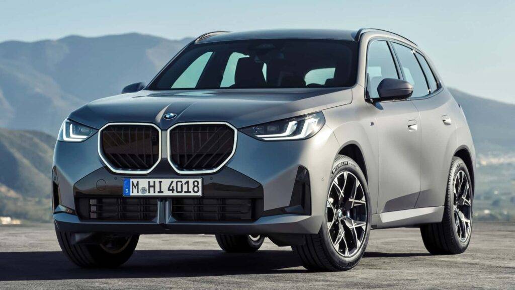 Nové BMW X3 pre rok 2024 prináša atraktívny a dynamický dizajn, ktorý zaujme už na prvý pohľad. S ostrejšími líniami karosérie, prepracovanou prednou maskou a výraznými LED svetlometmi pôsobí sebavedome a športovo. Interiér vozidla ponúka prémiové materiály, nové ambientné osvetlenie a moderný infotainment systém iDrive 8.5, ktorý zaručuje intuitívne ovládanie a bezproblémové prepojenie so smartfónom.