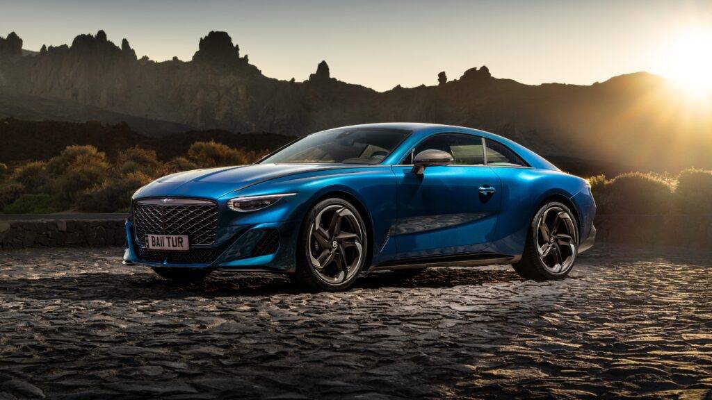 Bentley Batur (2024) je jedným z najnovších prírastkov do portfólia tejto luxusnej britskej značky, ktorý predstavuje vrchol automobilového inžinierstva a dizajnu. S jeho uvedením na trh Bentley pokračuje vo svojej tradícii vytvárania jedinečných a exkluzívnych vozidiel, ktoré ponúkajú nielen nezabudnuteľný výkon, ale aj špičkový komfort a štýl. Srdcom Baturu je impozantný motor W12 s dvojitým turbodúchadlom, ktorý poskytuje ohromujúci výkon 740 koní, čo z neho robí jedno z najsilnejších a najrýchlejších vozidiel značky Bentley. Tento výkon je podopretý pokročilou technológiou a inovatívnym prístupom k pohonu, ktorý zabezpečuje plynulú a dynamickú jazdu.
