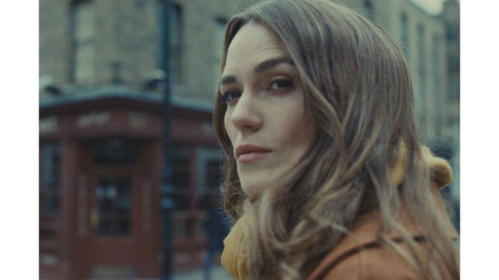 Black Doves je napínavý špionážny seriál, ktorý prináša originálny pohľad na svet tajných operácií. Hlavnou hrdinkou je Helen Webb (Keira Knightley), manželka britského ministra obrany, ktorá vedie dvojitý život ako profesionálna špiónka. Po brutálnej vražde jej milenca Jasona (Andrew Koji), sa spája so svojím bývalým kolegom Samom (Ben Whishaw), nájomným vrahom, aby odhalili tajomstvá, ktoré sú zahalené v temných vodách politiky a špionáže. Seriál kombinuje napínavú zápletku s osobnými bojmi postáv, čo robí každý moment plný nečakaných zvratov a napätia.