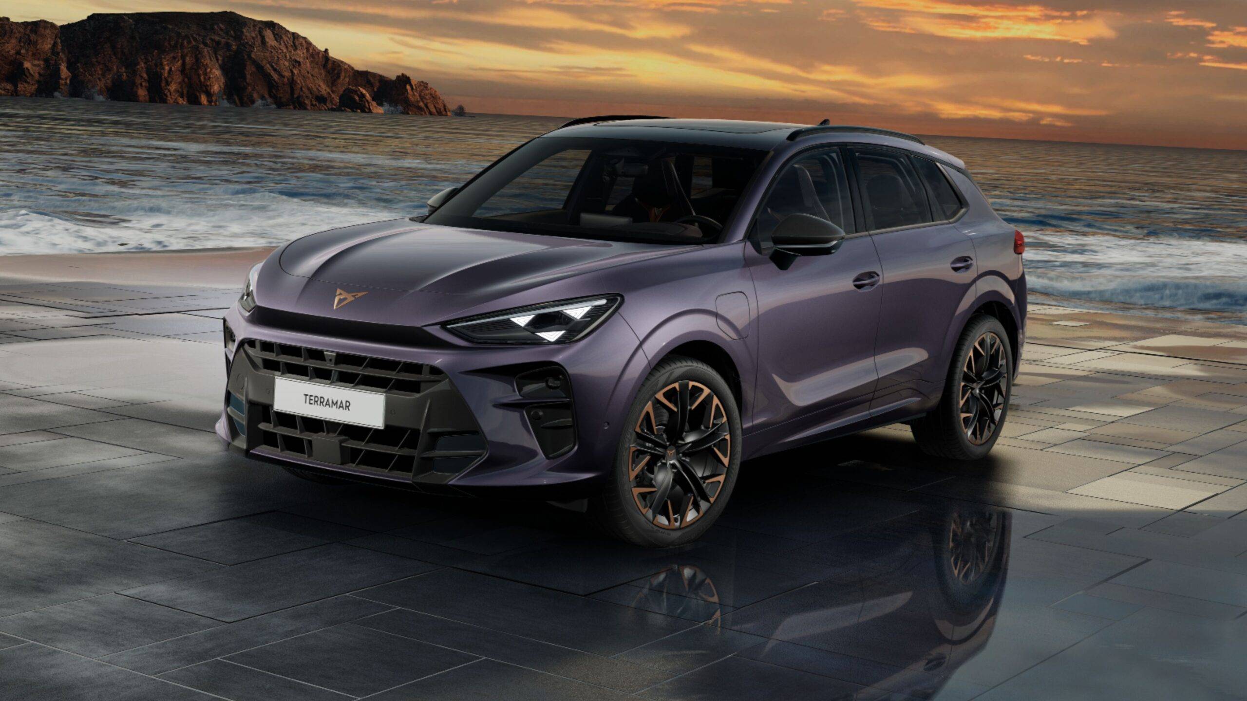 Cupra Terramar predstavuje nový míľnik v portfóliu španielskej automobilky, ktorá sa rozhodla vstúpiť do segmentu stredne veľkých SUV. Tento model, pomenovaný podľa slávneho okruhu v Barcelone, kombinuje športový dizajn s praktickosťou a modernými technológiami. Zdieľa platformu s modelmi ako Audi Q3 a Volkswagen Tiguan, čo zabezpečuje kvalitnú základňu pre vývoj tohto SUV.