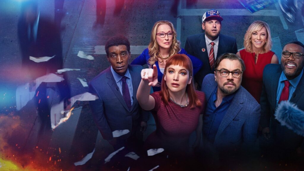 DON'T LOOK UP (2021) je satirický film, ktorý sa zameriava na apokalyptickú tému v kontexte súčasného sveta, kde je ignorancia a nezáujem o vážne problémy častokrát bežnou reakciou. Režisér Adam McKay vytvára zábavnú, ale zároveň mrazivo pravdivú analýzu našej spoločnosti, ktorá sa vyhýba zásadným hrozbám, ako je klimatická kríza či, v tomto prípade, prípadný dopad kométy na Zem. Film sleduje dvoch vedcov, ktorí objavia blížiacu sa kométu, a ich úsilie presvedčiť verejnosť a vládu o tejto katastrofickej hrozbe, ktorá je však ignorovaná kvôli politickým záujmom a mediálnemu chaosu.