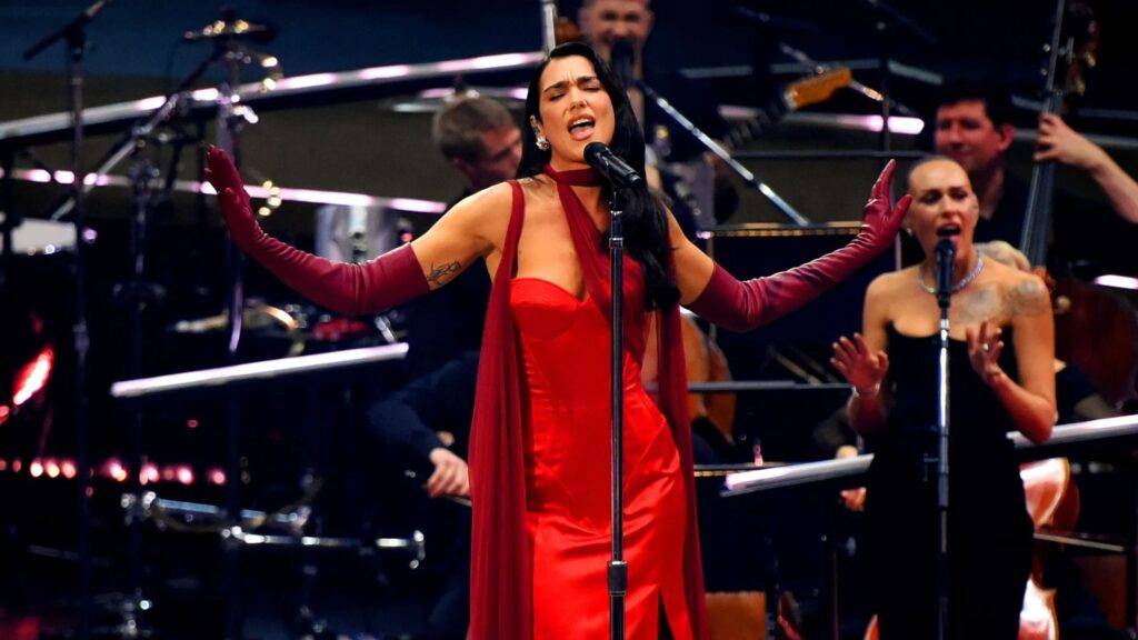 Dua Lipa predviedla svoj nový singel Training Season naživo v legendárnej Royal Albert Hall a okamžite si získala publikum nielen svojím hlasom, ale aj charizmou a pódiovou energiou. Elegantná scéna, podmanivé svetlá a výnimočná akustika tohto kultúrneho priestoru umocnili celý zážitok a pridali vystúpeniu nádych výnimočnosti, ktorý z neho robí jeden z jej najsilnejších momentov naživo.