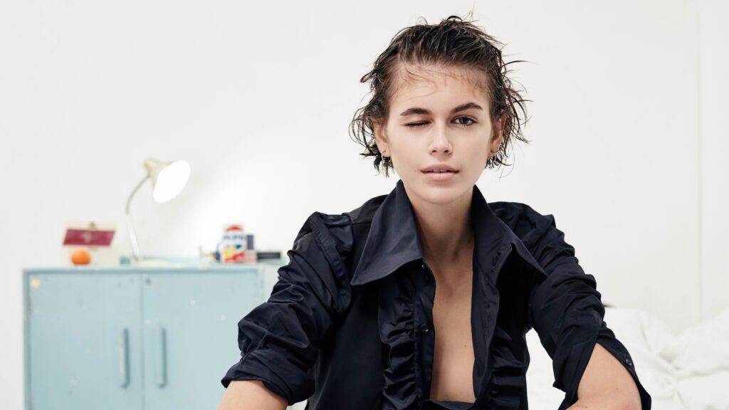 Kaia Gerber, dcéra modelky Cindy Crawford, sa od mladého veku pohybovala v prostredí módy a krásy, no jej cesta k úspechu bola výsledkom tvrdej práce a vlastnej vytrvalosti. Už ako 10-ročná začala modelovať, no jej kariéra sa skutočne rozbehla až v 16 rokoch, keď získala svoju prvú významnú kampaň pre značku Versace. Jej prirodzený vzhľad a nezameniteľná krása, spojené s charizmou a profesionalitou, jej pomohli vybudovať stabilnú pozíciu v módnom priemysle. Kaia sa postupne etablovala medzi najväčšími modelkami svojej generácie a stala sa vyhľadávaným menom na prestížnych mólach.