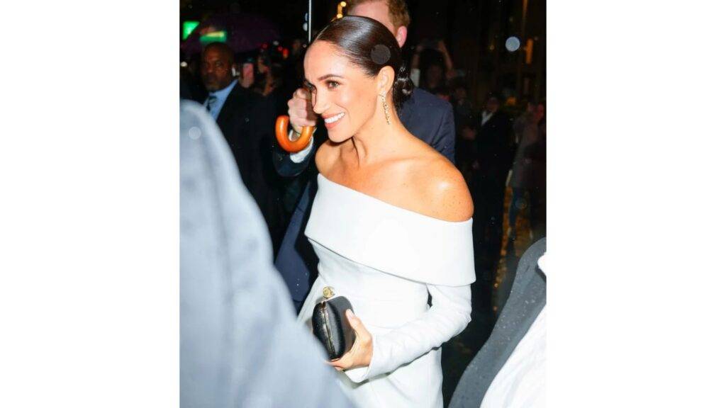 Meghan Markle je známa americká herečka, ktorá sa preslávila predovšetkým svojou úlohou v populárnom seriáli Suits, kde stvárnila postavu Rachel Zane. Jej herecká kariéra sa rozvinula po rokoch práce v televízii a vo filmoch, pričom jej charizmatický výkon a elegancia rýchlo zaujali širokú verejnosť. Meghan sa vďaka svojej profesionálnej práci stala ikonou modernej ženskej reprezentácie, pričom okrem herectva sa venovala aj charitatívnej činnosti, podporujúc rôzne organizácie a iniciatívy.