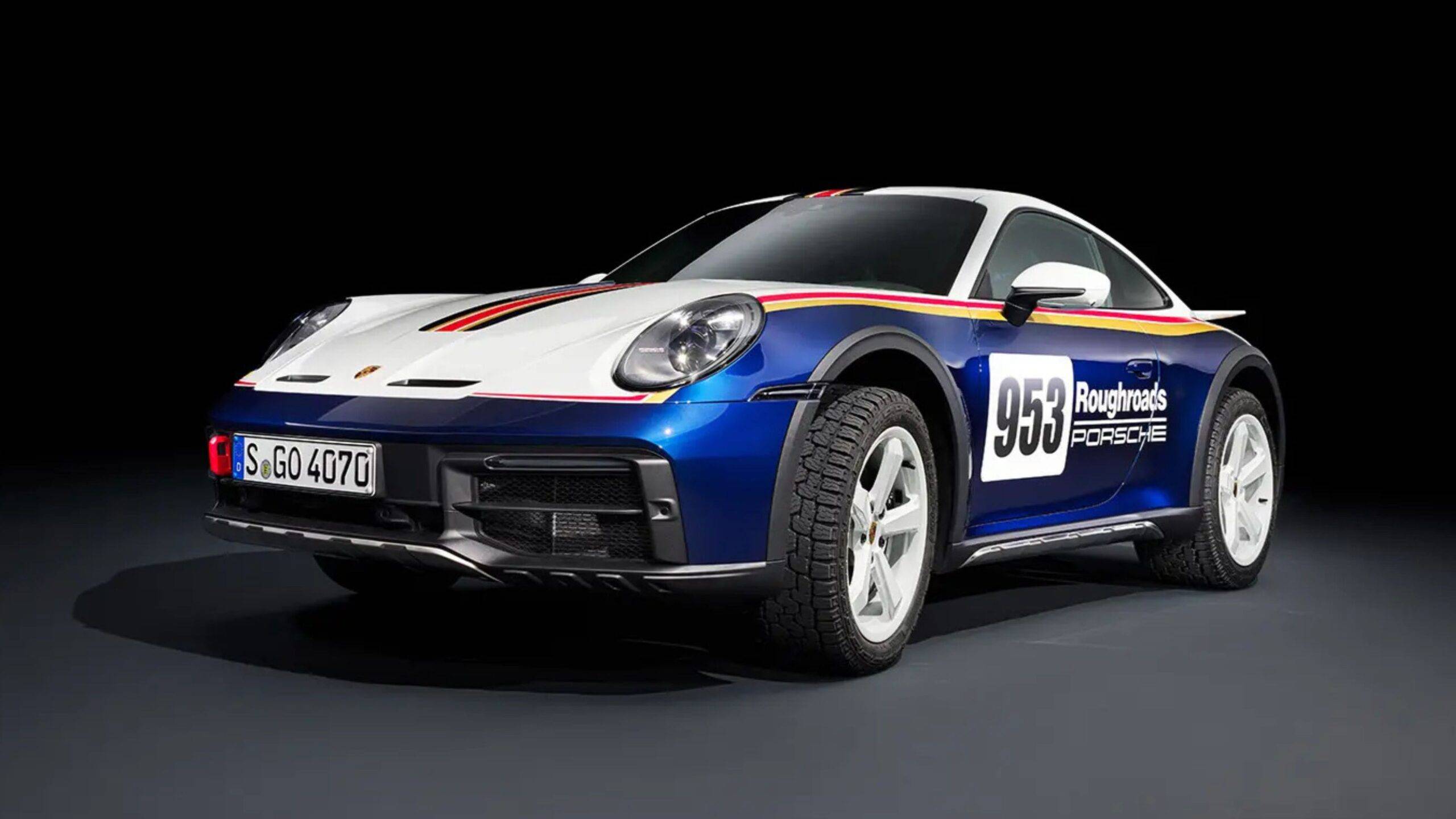 Porsche 911 Dakar (2024) prináša úplne nový pohľad na legendárny model 911, keďže kombinuje typickú športovú DNA značky s terénnou odolnosťou a schopnosťami. Zvýšený podvozok, špeciálne upravený pohon všetkých kolies a štruktúrované terénne pneumatiky robia z tohto výnimočného vozidla ideálneho spoločníka aj mimo asfaltu. Inšpiráciu čerpá z historických úspechov Porsche na Rely Dakar, čo dodáva vozidlu autentický dobrodružný charakter.