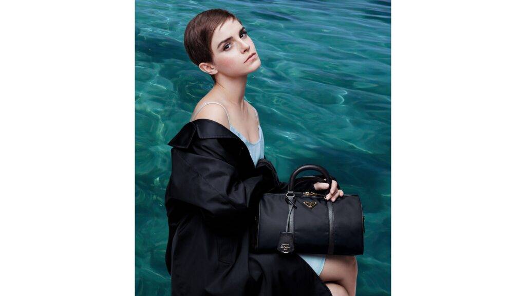Prada Re-Nylon (2024) je jedným z najvýznamnejších príkladov, ako luxusná móda môže prispieť k udržateľnosti a ochrane životného prostredia. Kolekcia využíva regenerovaný nylón ECONYL®, ktorý je vyrobený z recyklovaných materiálov, ako sú plastové odpady z oceánov, staré textílie a iný plastový odpad. Tento inovatívny materiál je nielen šetrný k prírode, ale zároveň zachováva vysokú kvalitu, čo umožňuje neustále recyklovanie bez straty vlastností. Prada sa tak stáva lídrom v oblasti udržateľného dizajnu, ktorý nielen reaguje na ekologické výzvy, ale aj formuje budúcnosť módneho priemyslu.