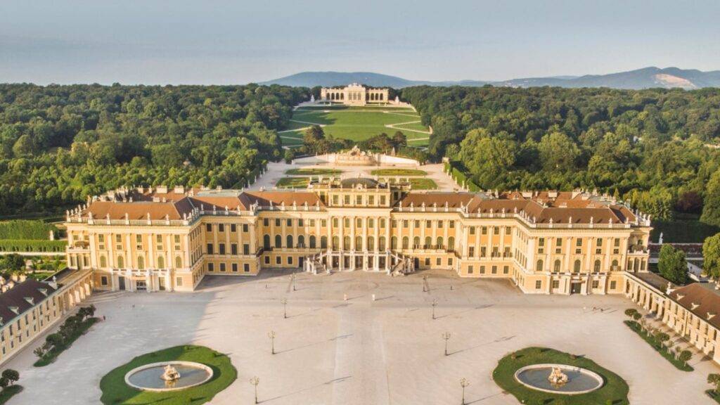 Schönbrunn je jeden z najznámejších a najnavštevovanejších palácov v Rakúsku, ktorý sa nachádza v srdci Viedne. Tento monumentálny komplex, ktorý bol pôvodne letným sídlom Habsburgovcov, dnes patrí medzi svetové kultúrne dedičstvo UNESCO. Palác bol postavený v 17. storočí a jeho majestátnosť a historický význam sa zachovali až do dnešných dní. Okrem samotného paláca, ktorý ponúka impozantné interiéry a krásne zariadené izby, sú súčasťou areálu aj nádherné záhrady, fontány a rôzne historické budovy, ktoré návštevníkom umožňujú zažiť jedinečnú atmosféru rakúskej šľachty.