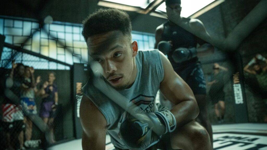 Séria The Cage na Netflixe prináša realistický pohľad na svet MMA (Mixed Martial Arts), ktorý sa odvíja okolo osudov rôznych bojovníkov a ich každodenného života v tomto náročnom a brutálnom športe. Vďaka autentickým zobrazeniam tréningov, zápasov a osobných výziev, ktoré zápasníci čelí, dokáže The Cage divákovi priblížiť nielen fyzickú náročnosť, ale aj psychologické a emocionálne dôsledky tejto kariéry. Séria sa nesnaží glorifikovať násilie, ale skôr ukazuje tvrdú prácu, odhodlanie a obete, ktoré sú súčasťou cesty každého bojovníka, ktorý sa snaží dosiahnuť úspech v tomto neľútostnom prostredí.