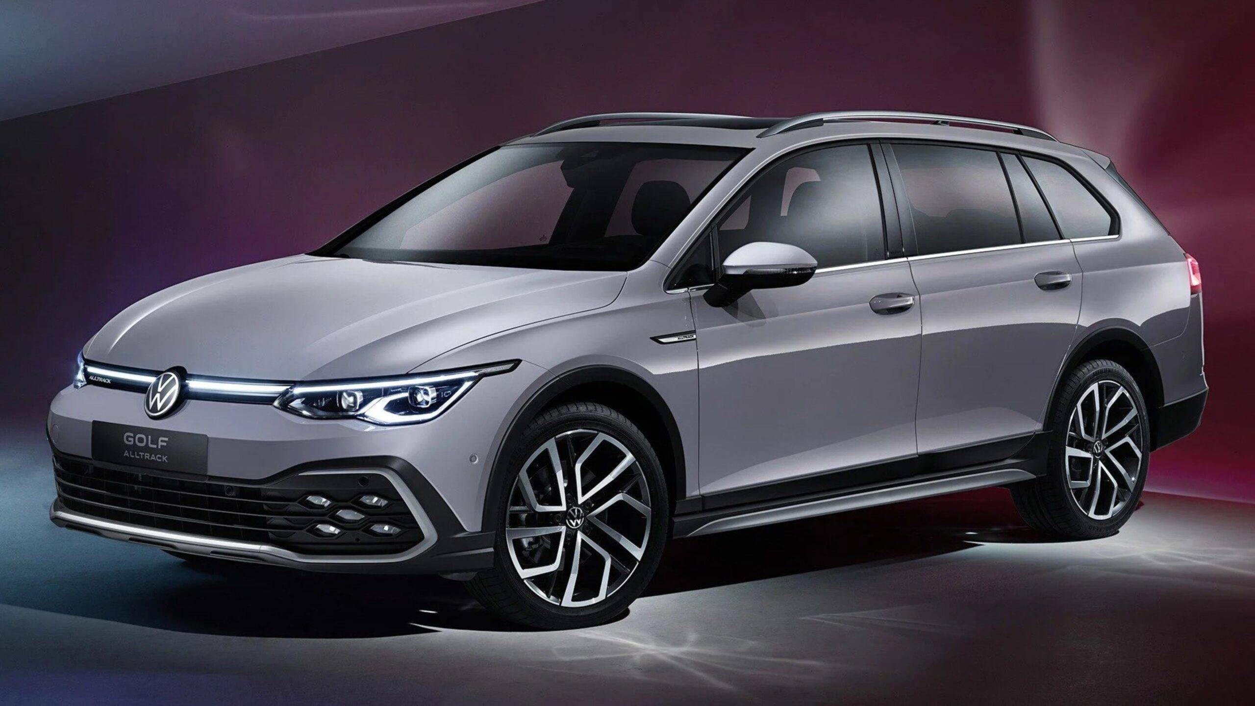 Volkswagen Golf Variant (2024) spája praktickosť kombi karosérie s moderným a nadčasovým dizajnom, vďaka čomu pôsobí štýlovo a súčasne účelne. Nová verzia prináša prepracované predné svetlomety, upravený nárazník a dynamickejší vzhľad, ktorý podčiarkuje jeho mestský a rodinný charakter. Zvonku pôsobí vyvážene, no vnútri ponúka priestrannosť a flexibilitu ideálnu na každodenné použitie – či už ide o cestu do práce, výlet s rodinou alebo väčší nákup.