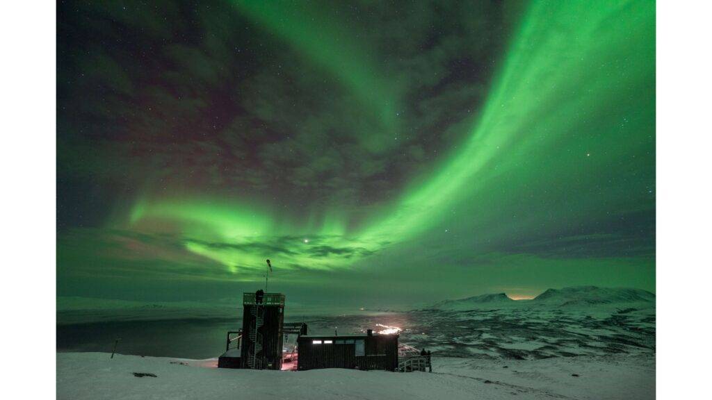 Abisko, malé mestečko na severe Švédska, je jednou z najunikátnejších destinácií v krajine, ktoré priťahuje návštevníkov počas celého roka. Leží v blízkosti polárneho kruhu a je obklopené nádhernou prírodou národného parku Abisko, ktorý ponúka nádherné výhľady na zasnežené hory, fjordy a lesy. Je to ideálne miesto pre tých, ktorí hľadajú únik do divokej prírody a zároveň túžia po neobyčajnom zážitku, aký môže poskytnúť len oblasť za polárnym kruhom.