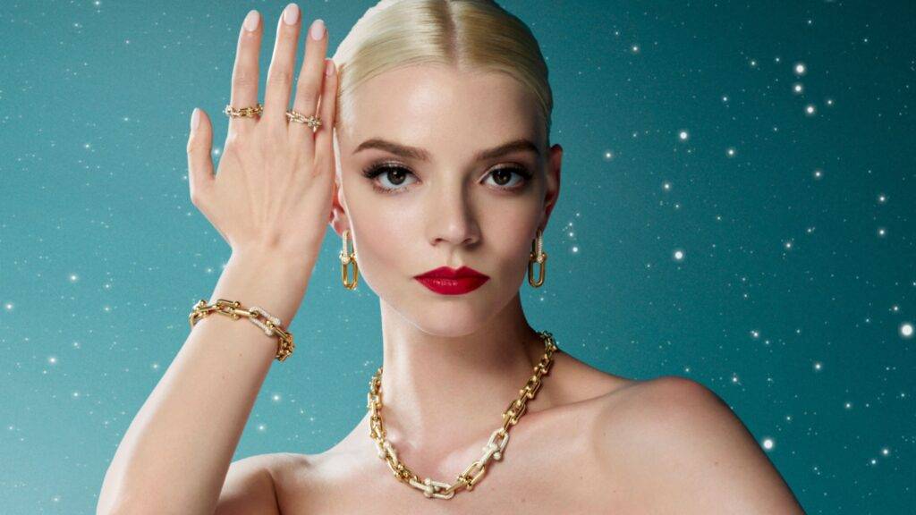 Anya Taylor-Joy, známa svojimi ikonickými výkonmi na filmovom plátne, sa stala tvárou novej kampane pre renomovanú značku Tiffany & Co. Jej krehká, no silná prítomnosť perfektne odráža hodnoty značky, ktorá sa zameriava na eleganciu a nadčasovú krásu. Taylor-Joy v tejto kampani vyžaruje sebaistotu a sofistikovanosť, čo robí túto spoluprácu mimoriadne pútavou. Jej osobný štýl a elegantný vzhľad dokonale zapadajú do sveta Tiffany & Co., ktorý je synonymom luxusu a kvalitného dizajnu.