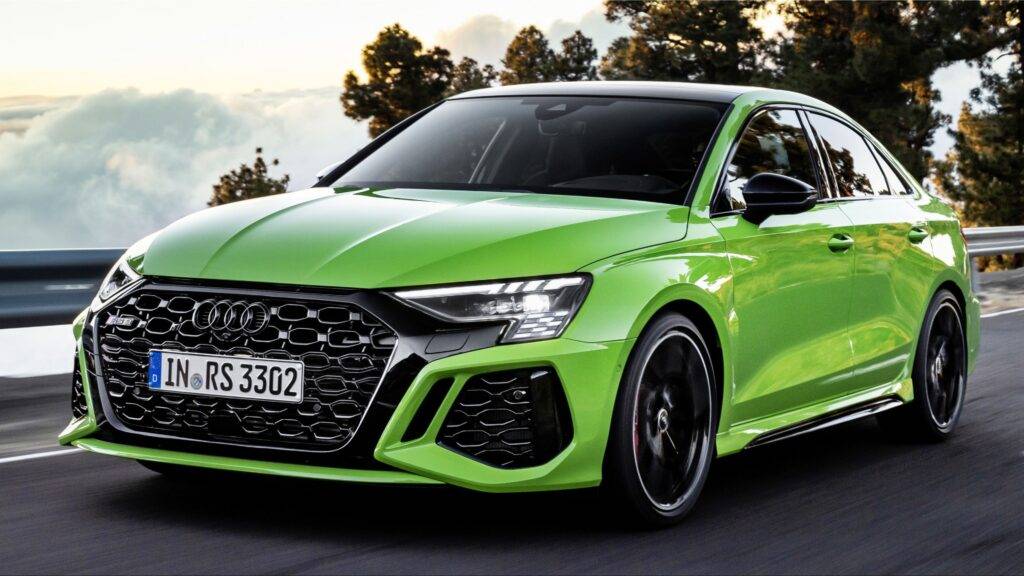 Audi RS 3 Sedan je jedným z najexkluzívnejších a najvýkonnejších modelov v ponuke nemeckej automobilky. Tento športový sedan, ktorý sa vyznačuje svojim nezastaviteľným výkonom, je skutočným zástupcom dynamickej jazdy a technologickej precíznosti. Pod kapotou sa skrýva 2,5-litrový päťvalcový motor, ktorý produkuje ohromujúcich 400 koní a 500 Nm krútiaceho momentu. Tento motor umožňuje RS 3 zrýchliť z 0 na 100 km/h za necelé 3,8 sekundy, čím sa zaradí medzi najrýchlejšie vozidlá vo svojej triede.