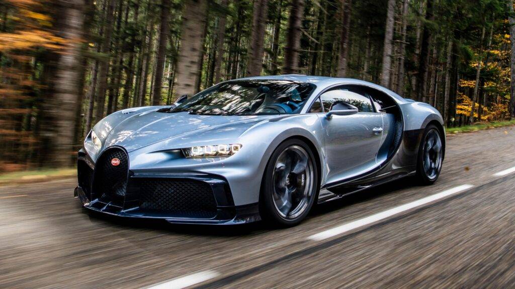 BUGATTI CHIRON Profilée je vrcholným stelesnením automobilového inžinierstva a luxusu, ktoré posúva hranice automobilového sveta. Tento hyperšportový automobil je navrhnutý tak, aby spájal neskutočný výkon s nevídanou exkluzivitou. Jeho 8-litrový W16 motor s štyrmi turbami ponúka ohromujúci výkon 1 500 koní, čo zaručuje nielen úžasné zrýchlenie, ale aj nezabudnuteľný zážitok z jazdy. Chiron Profilée je skutočne výnimočné vozidlo, ktoré je určené pre tých, ktorí hľadajú niečo viac než len obyčajné auto – je to symbol technologického pokroku a dizajnového umenia.