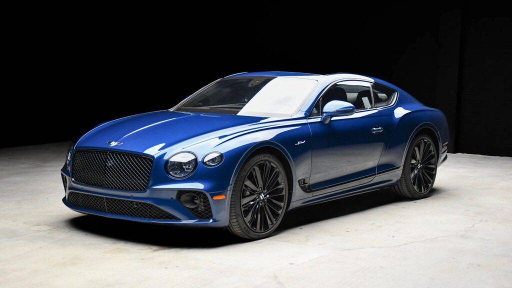 Bentley Continental GT Speed je ztelesnením dokonalosti v oblasti automobilového inžinierstva. Tento luxusný grand tourer je navrhnutý tak, aby poskytoval ohromujúci výkon a pohodlie na každej ceste. S motorom W12 o objeme 6.0 litra a výkonom až 650 koní, Continental GT Speed dosahuje neuveriteľne rýchlych 100 km/h za menej než 4 sekundy. Tento automobil je nielen o rýchlosti, ale aj o hladkom, tichom a pohodlnom jazdnom zážitku, ktorý je charakteristický pre všetky vozidlá značky Bentley. Špičkové materiály a najnovšie technológie sú zárukou, že každý aspekt tohto auta je na najvyššej úrovni.