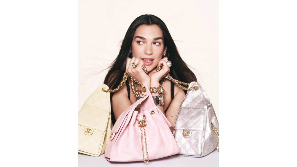 CHANEL 25 Handbag je ikonická kabelka, ktorá sa stala symbolom elegancie a nadčasového štýlu, a s radosťou ju v roku 2025 predstavuje ako tvár kampane popová hviezda Dua Lipa. Tento model, známy svojím minimalistickým dizajnom a kvalitnými materiálmi, sa už dlhé roky teší obľube medzi módnymi nadšencami po celom svete. Spolupráca medzi značkou CHANEL a Dua Lipou prináša novú dimenziu do reklamy tejto kabelky, pričom speváčka svojou modernou a zároveň sofistikovanou osobnosťou dokonale zapadá do filozofie značky, ktorá stavia na klasike a luxuse.