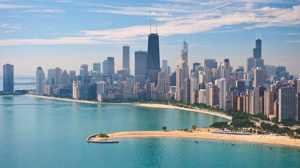 Chicago, známe ako „Veterné mesto“, je jedno z najikonickejších miest v Spojených štátoch, ktoré zaujme návštevníkov svojím jedinečným charakterom a atmosférou. Pôvod názvu „Veterné mesto“ nie je úplne jednoznačný, ale je spojený s častými vetrami, ktoré sa tu vyskytujú vďaka polohe mesta pri Michiganskom jazere. Okrem toho tento názov v 19. storočí získalo Chicago aj kvôli pýche miestnych politikov a ich „veterným“ rečiam, ktoré sa stali známe po celých Spojených štátoch. Dnes je Chicago známe ako dynamické a rýchlo sa rozvíjajúce mesto, ktoré je zároveň centrom kultúry, obchodu a architektúry.