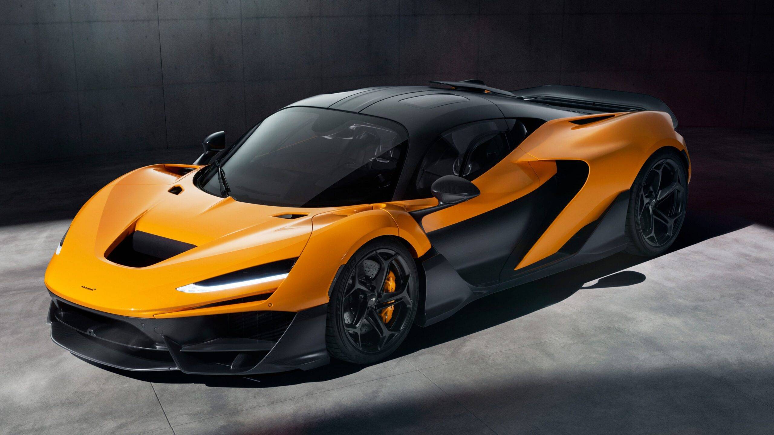 The McLaren W1 predstavuje nový míľnik v oblasti automobilizmu, spájajúc dokonalosť v technológii a dizajne. Tento revolučný model vychádza zo skúseností McLaren Automotive v oblasti špičkových superšportových automobilov, no pridáva k tomu unikátny zmysel pre luxus a štýl. McLaren W1 je nielen zázrakom v oblasti výkonu, ale aj ukážkou precíznej inžinierskej práce, ktorá sa zameriava na maximálnu aerodynamiku a nízku hmotnosť.