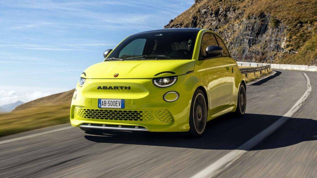 Fiat Abarth e600 Turismo (2025) je dokonalým príkladom toho, ako môže elektrifikovaný športiak kombinovať silný výkon a ikonický štýl, ktorý je synonymom značky Abarth. Tento model sa vyznačuje nielen svojim dynamickým dizajnom, ktorý si zachováva typický vzhľad Abarth, ale aj svojím ekologickým prístupom, keďže ide o plne elektrické vozidlo. S agilnou a štýlovou karosériou, ktorá je zmesou športového ducha a moderných technológií, Fiat Abarth e600 Turismo redefinuje to, čo znamená byť športovým automobilom v ére elektrifikácie.