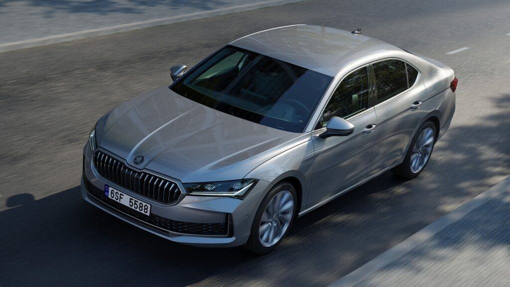 Nová Škoda Superb predstavuje skutočnú inováciu v oblasti dizajnu a technológie, pričom si zachováva všetky charakteristické prvky, ktoré robili túto modelovú radu populárnou. S moderným exteriérom, ktorý kombinuje dynamické línie a elegantné detaily, sa Superb stáva ešte atraktívnejšou voľbou na trhu. Zároveň je vylepšený aj interiér, ktorý ponúka luxusné materiály, pohodlné sedadlá a moderné technologické vybavenie, vrátane nového infotainment systému, ktorý zaručuje plynulý a intuitívny zážitok.