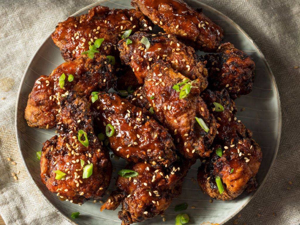 Korean Fried Chicken, známe aj ako KFC, je unikátna verzia vyprážaného kuraťa, ktorá sa vyznačuje chrumkavou textúrou a intenzívnou chuťou. Tento pokrm je obľúbený nielen v Kórei, ale aj po celom svete, vďaka svojej špecifickej príprave a vynikajúcej kombinácii korenín. Kura je obalené v tenkej, chrumkavej vrstve, ktorá sa vytvára pri dvojitom vyprážaní, čo dodáva jedlu výraznú kôrku, ktorá je ľahká a krehká.