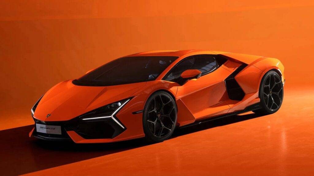 Lamborghini Revuelto predstavuje začiatok novej éry legendárnej talianskej značky – ide o prvý sériovo vyrábaný plug-in hybridný hyperšport Lamborghini, ktorý prepája emócie atmosférického motora V12 s modernou technológiou elektrického pohonu. Model nahrádza ikonický Aventador a stavia na jeho odkaze s dôrazom na výkon, ekológiu a inovatívny dizajn, pričom zachováva charakteristickú agresívnu siluetu, ostré línie a aerodynamickú precíznosť, ktorou sa značka preslávila.