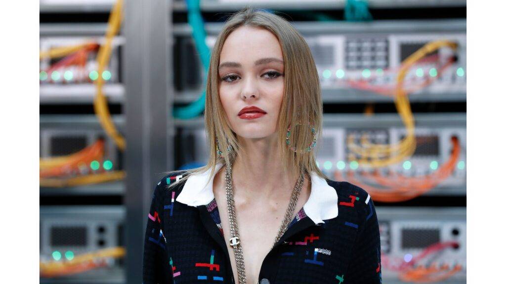 Lily Rose Depp, dcéra známeho herca Johnnyho Deppa a francúzskej speváčky a modelky Vanessy Paradis, sa už dávno vyhrala zo svojho slávneho mena a stala sa samostatnou hviezdou. Už od mladého veku mala predpoklady na to, aby sa uplatnila v šoubiznise, no jej skutočný vzostup prišiel vďaka kombinácii talentu, odvahy a osobitého štýlu. Zatiaľ čo jej otec sa preslávil svojimi nezabudnuteľnými filmovými rolami, Lily Rose sa rozhodla pre kariéru v modelingu a herectve. Začala sa objavovať na titulných stránkach prestížnych módnych časopisov a čoskoro sa stala tvárou niektorých najväčších módnych značiek, ako je Chanel.