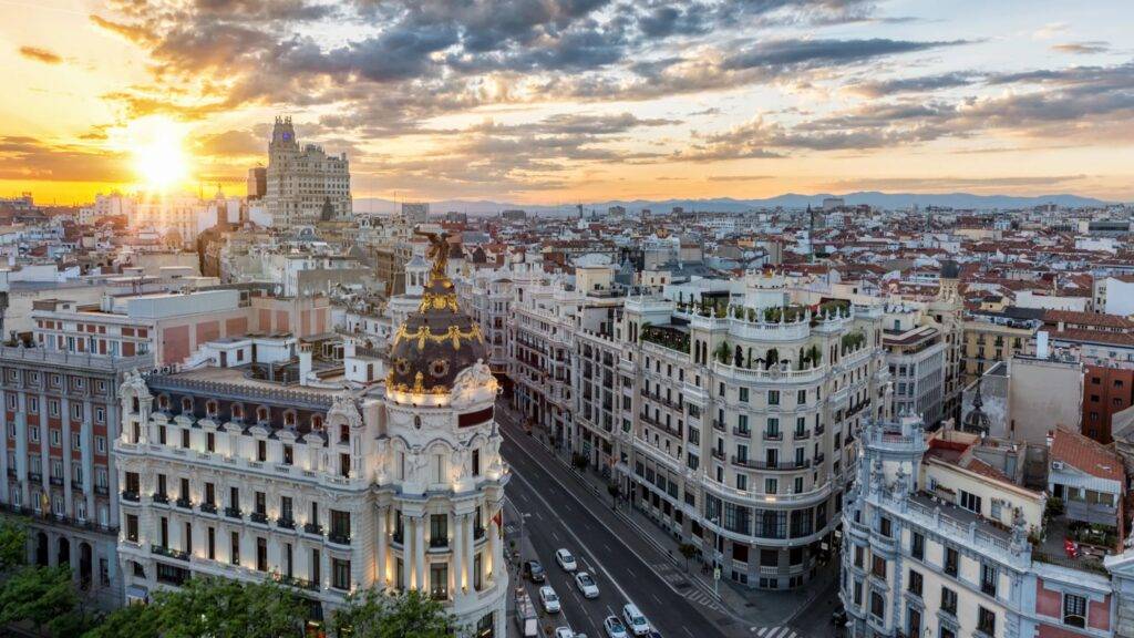 Madrid, hlavné mesto Španielska, je mestom, ktoré nikdy nespí. Jeho energia a dynamika sú nevyčerpateľné, odrážajú sa v každodennom živote, nočnom ruchu a neustálej kultúrnej aktivite, ktorá z neho robí jedno z najživších miest na svete. Ulice Madridu sú plné života – od rušných námestí ako Plaza Mayor až po tiché zákutia, ktoré ukrývajú miestne bary a reštaurácie s autentickou španielskou atmosférou. Srdce mesta bije v rytme flamenca, tanca, ktorý neodmysliteľne patrí k jeho histórii, a jeho vplyv cítiť v každom kroku, v každej melódii.