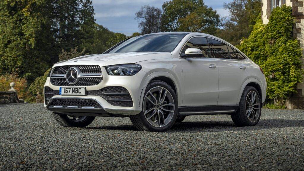 Mercedes-Benz GLE 400 predstavuje skutočne výkonné a technologicky pokročilé SUV, ktoré sa odlišuje nielen svojím impozantným vzhľadom, ale aj výnimočnými jazdnými vlastnosťami. Pod kapotou sa nachádza silný motor, ktorý ponúka vynikajúcu dynamiku a plynulý výkon, ideálny pre dlhé cesty aj mestskú premávku. GLE 400 je vybavený najmodernejšími technológiami, ktoré zaručujú výnimočný komfort a bezpečnosť počas jazdy. S pokročilým pohonom všetkých kolies a vysokým zdvihom je ideálny pre tých, ktorí hľadajú schopného spoločníka na rôzne terény, ale aj na každodenné používanie.