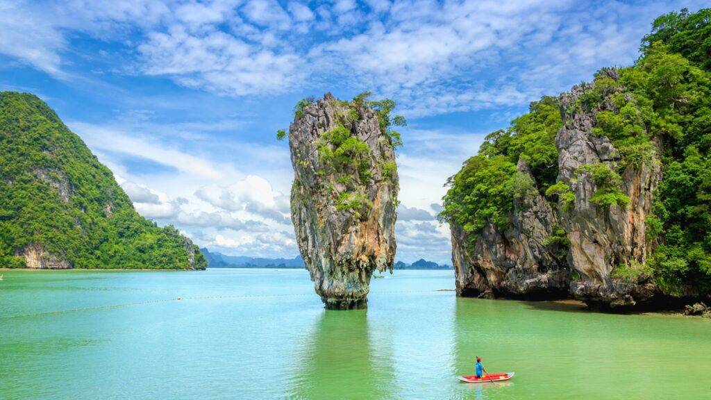 Phuket je najväčší thajský ostrov a považovaný za raj na Zemi. Jeho biele piesočnaté pláže, tyrkysové more a nádherné západy slnka lákajú tisíce turistov ročne. K najznámejším plážam patrí Patong, Kata a Karon, ktoré ponúkajú ideálne podmienky na oddych, ale aj rôzne vodné športy. Phuket však nie je len o plážach – ostrov je plný exotickej prírody, tropických lesov a malebných zátok, ktoré sú ako stvorené na objavovanie. Kombinácia krásnych prírodných scenérií a moderných hotelov robí z Phuketu ideálne miesto pre relaxáciu aj dobrodružstvo.