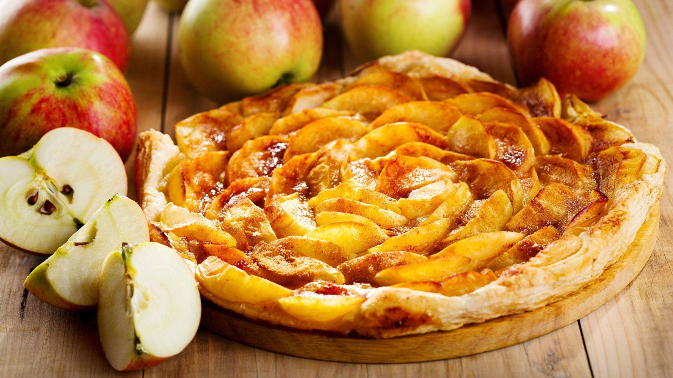 Apple Pie, jablkový koláč, je jedným z najikoničnejších jedál americkej kuchyne, ktorý sa stal symbolom domácnosti a tradičných osláv. Tento lahodný koláč s jemným chrumkavým cestom a sladkou jablkovou náplňou je obľúbený počas rôznych sviatkov, najmä počas Dňa vďakyvzdania. Kombinácia škorice, muškátového orieška a karamelizovaných jabĺk vytvára chuť, ktorá je pre mnohých neodmysliteľnou súčasťou rodinných stretnutí a osláv.