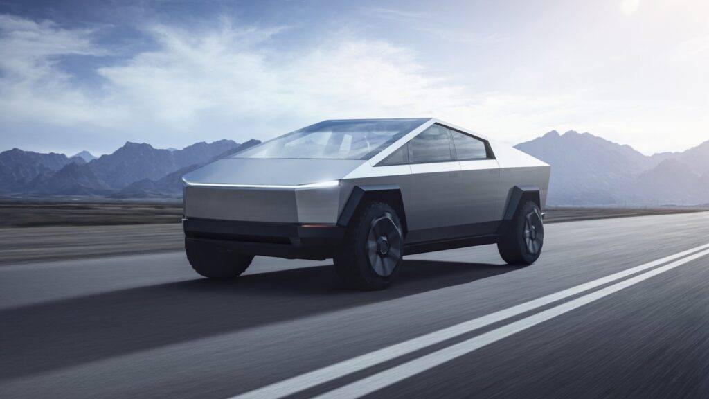 Tesla Cybertruck je inovatívny a revolučný pickup, ktorý prináša zmenu v tradičnom dizajne vozidiel tejto kategórie. S jeho futuristickým vzhľadom, ktorý sa odlišuje od bežných pickupov, si získal veľkú pozornosť ešte pred uvedením na trh. Jeho ostré hrany a nekompromisný vzhľad sú výrazom pokroku, ktorý Tesla prináša do sveta automobilizmu. Karoséria vyrobená z nehrdzavejúcej ocele, ktorá je nielen odolná, ale aj veľmi pevná, zabezpečuje ochranu v prípade nárazu, čím sa Cybertruck líši od tradičných vozidiel, ktoré používajú bežné plechy.