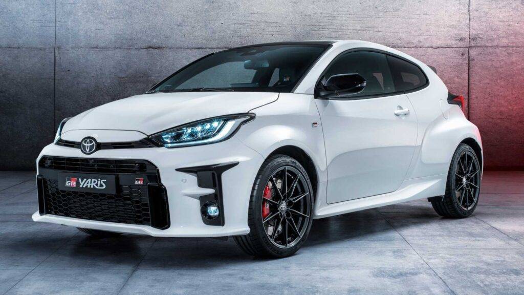 Toyota GR Yaris je jedným z najzaujímavejších modelov na trhu kompaktných športových áut. Tento malý športiak je postavený na základe modelu Yaris, no vylepšený o technológie a výkon, ktoré z neho robia skutočný závodný stroj. S pohonom všetkých štyroch kolies a motorom s výkonom až 261 konských síl dokáže GR Yaris zrýchliť z 0 na 100 km/h za menej než 5,5 sekundy. Jeho kompaktné rozmery a vynikajúce jazdné vlastnosti ho robia ideálnym pre dynamickú jazdu, no zároveň poskytuje aj vysokú úroveň ovládateľnosti, ktorá je veľmi cenená medzi nadšencami motorsportu.