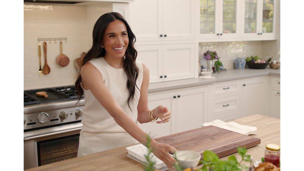 With Love, Meghan je romantická dráma, ktorá na Netflixe prináša príbeh mladej ženy, ktorá sa ocitá v nezvyčajnej situácii, kde láska, kariéra a osobné ambície krížia jej cesty. Meghan, hlavná hrdinka, je žena, ktorá sa pokúša vyvážiť svoje túžby po profesionálnom úspechu s jej romantickými snami a hľadá rovnováhu medzi prácou a osobným životom. Jej príbeh sa neodohráva len v krásnych kulisách romantických večerí a nezabudnuteľných chvíľ, ale aj v tvrdých rozhodnutiach, ktoré musia byť učinené v srdci komplikovaných vzťahov.