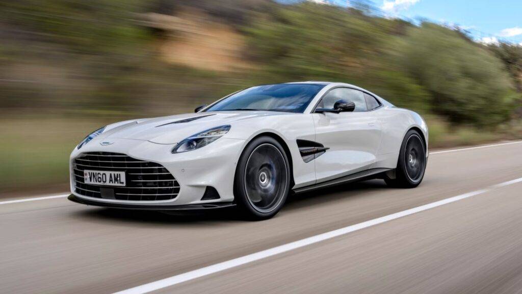 Aston Martin Vanquish (2025) je vozidlo, ktoré nepochybne pokračuje v histórii britskej značky ako synonymum pre luxus, výkon a dizajn. Tento nový model kombinuje vynikajúcu remeselnú prácu s modernými technológiami a poskytuje nezabudnuteľný zážitok z jazdy. Srdcom Vanquish je výkonový motor, ktorý poskytuje obrovskú silu a dynamiku, a to pri zachovaní kultivovanosti a plynulosti, na ktorú sú zákazníci Aston Martin zvyknutí. Nový Vanquish je skutočným športovým autom, ktoré s prehľadom zvláda nielen dlhé cesty po diaľniciach, ale aj najnáročnejšie zákruty na horských cestách.