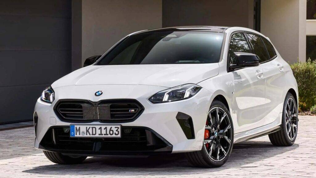 BMW M135 xDrive predstavuje vrchol športovej dynamiky v kompaktnej triede. Tento hatchback kombinuje výkon a precízne jazdné vlastnosti s inteligentným pohonom všetkých kolies xDrive, čo zaručuje výbornú trakciu aj v náročnejších podmienkach. Pod kapotou sa ukrýva preplňovaný štvorvalcový motor s výkonom 300 koní, ktorý umožňuje zrýchlenie z 0 na 100 km/h za menej než 5 sekúnd. M športový podvozok a výkonné brzdy dopĺňajú balík, ktorý z M135 robí seriózneho konkurenta aj pre väčšie a drahšie vozidlá.