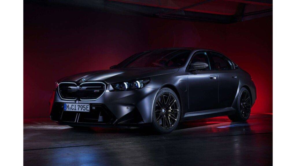 BMW M5 (2025) je synonymom pre výkon, precíznosť a exkluzívny zážitok zo športovej jazdy. Tento nový model prináša najnovšie technologické inovácie a nekompromisnú dynamiku, ktorá z neho robí vrchol v segmente športových sedanov. Pod kapotou sa ukrýva obrovský výkon, ktorý zabezpečuje nielen zaujímavé zrýchlenie, ale aj nepretržitý zážitok z jazdy. Vylepšený motor a pokročilý pohon všetkých kolies dávajú BMW M5 (2025) úžasnú agilitu a stabilitu, čím sa stáva ideálnym autom na okruhy aj pre každodennú jazdu.