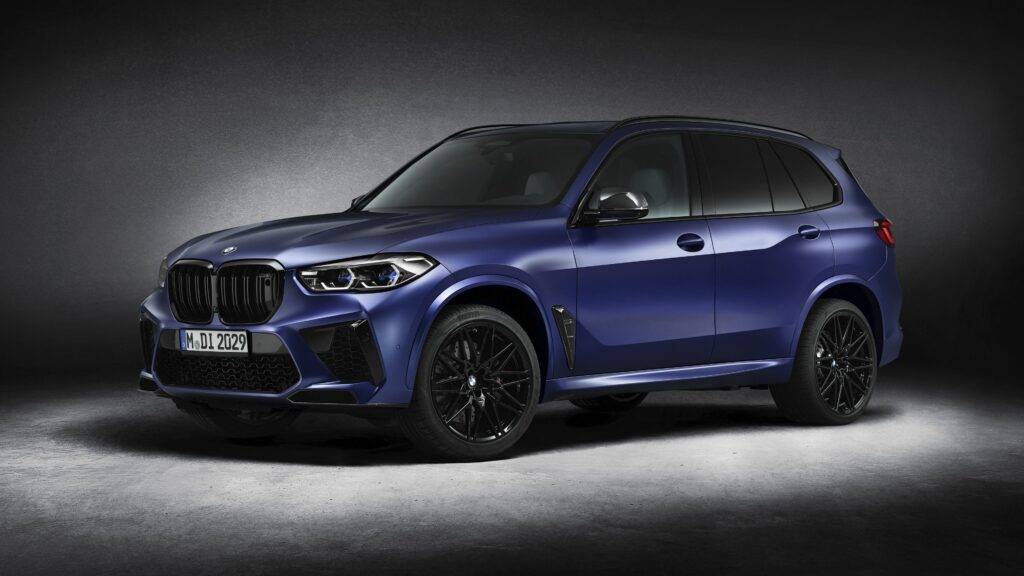 BMW X5 M Competition je najvyšším vrcholom výkonu a luxusu v kategórii športových SUV. Tento model je vybavený 4,4-litrovým osemvalcovým motorom s dvojitým turbom, ktorý vyprodukuje úžasných 625 konských síl a 750 Nm krútiaceho momentu. S týmto výkonom dokáže zrýchliť z 0 na 100 km/h za neuveriteľných 3,8 sekundy, čo je na SUV tejto veľkosti mimoriadne pôsobivé. Tento dynamický výkon je podporený pokročilými technológiami pohonu všetkých kolies a adaptívnym podvozkom, ktorý zabezpečuje vynikajúcu ovládateľnosť a stabilitu aj pri vysokých rýchlostiach. BMW X5 M Competition je jednoducho nezastaviteľná sila na cestách, ktorá nezklame ani tých najnáročnejších vodičov.