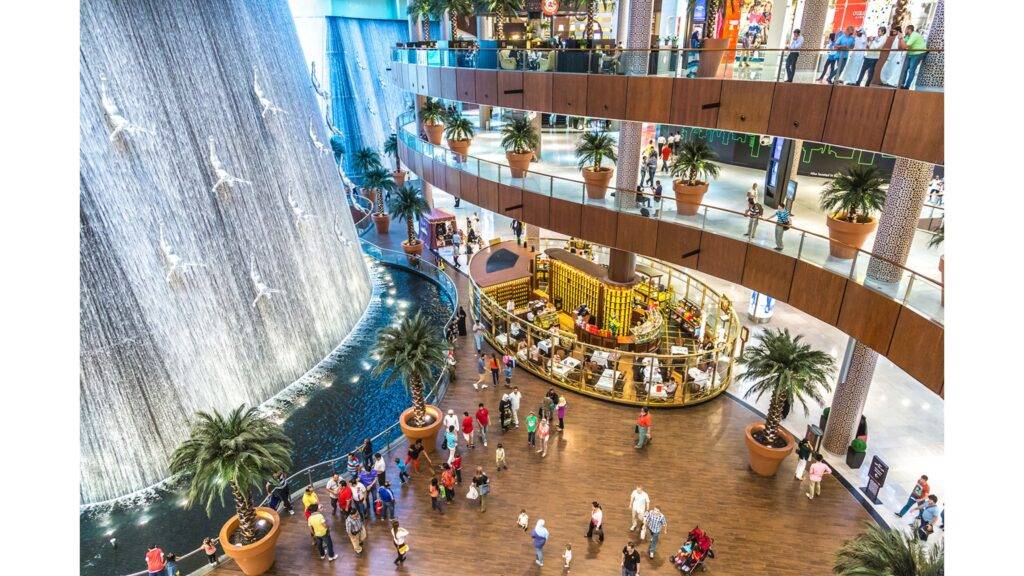 Dubai Mall je skutočným rajom pre nakupujúcich a milovníkov zábavy. S viac ako 1 200 obchody, ktoré zahŕňajú tie najluxusnejšie značky aj dostupnejšie možnosti, je najväčším nákupným centrom na svete. Okrem toho ponúka širokú škálu reštaurácií, kaviarní a zábavných zariadení, ktoré zaručujú, že každý návštevník si nájde to, čo ho zaujíma. Nákupy tu nie sú len o kúpe tovaru, ale aj o celkovom zážitku, ktorý je podporený moderným dizajnom a pohodlnými službami.