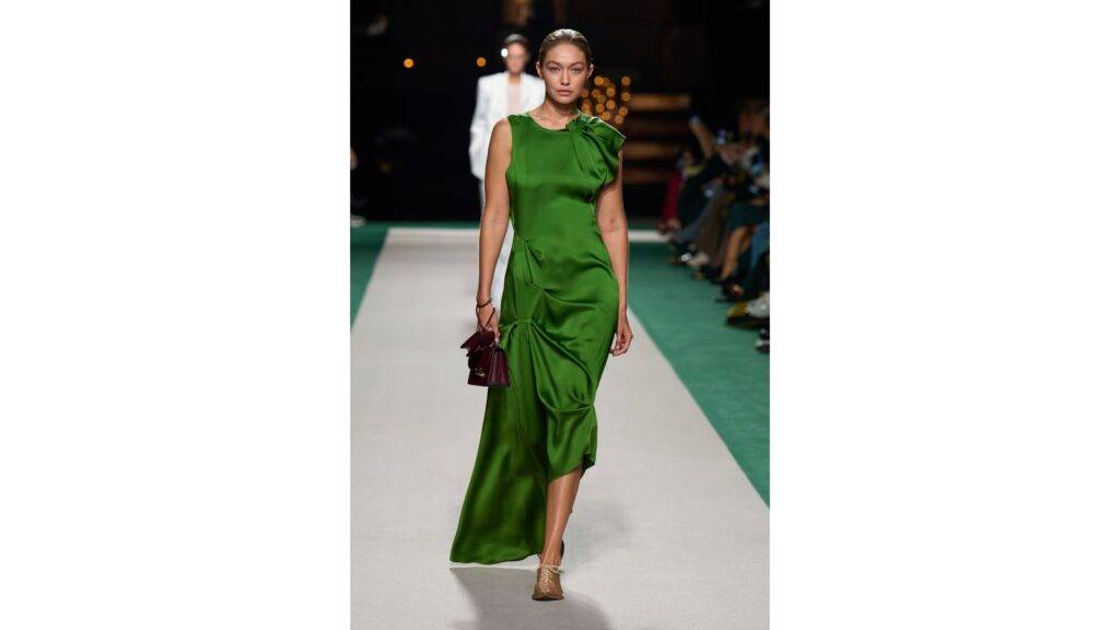 Gigi Hadid a Victoria Beckham vytvárajú módne spojenie, ktoré dokonale zosobňuje eleganciu, modernosť a sofistikovaný štýl. Na módnych prehliadkach i mimo nich je Gigi známa svojím vycibreným vkusom a schopnosťou nosiť každý outfit s prirodzenou ľahkosťou. Keď si oblečie modely z dielne Victorie Beckham, vzniká harmonická kombinácia, ktorá podčiarkuje silu ženskosti, minimalizmu a rafinovaného dizajnu.