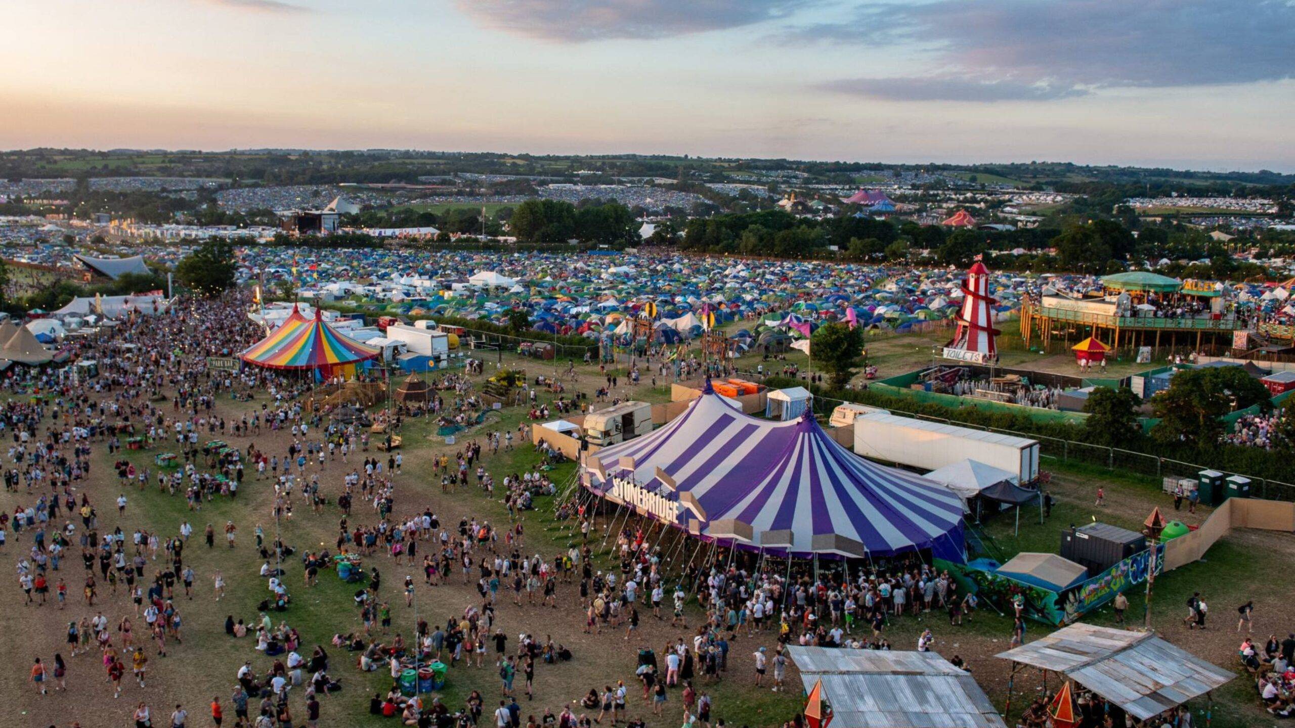 Glastonbury Festival 2025 sľubuje byť jedným z najväčších a najvzrušujúcejších hudobných podujatí roka. Tento ikonický festival, ktorý sa koná každoročne v anglickom meste Pilton, sa zameriava na širokú škálu hudobných žánrov – od rocku a popu až po elektronickú hudbu a world music. V roku 2025 bude predstavené množstvo svetových hviezd, ale aj nových a emergujúcich talentov. S rozmanitými stage-mi a bohatým kultúrnym programom ponúkne festival nezabudnuteľný zážitok pre každého návštevníka.