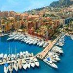 Monako, malé knížatstvo na francúzskej Riviére, je synonymom pre luxus, rýchle autá a vzrušujúce kasína. Mesto je známe svojím slávnym Monte Carlo, kde sa konajú najprestížnejšie automobilové závody ako Grand Prix Monaka. Tieto preteky privádzajú na uliciach mesta tie najrýchlejšie a najdrahšie autá, pričom jeho ulice slúžia ako scenéria pre nekompromisné súboje motoristických legiend. Mnoho bohatých a slávnych sem prichádza, aby si užilo vzrušenie z pretekov, ale aj atmosféru tohto jedinečného mesta.