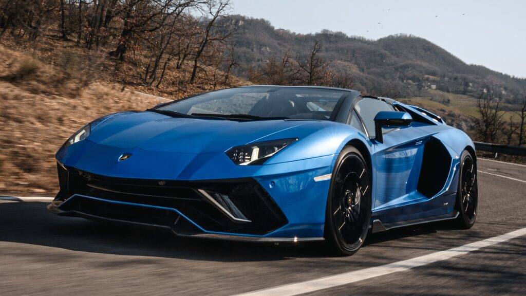 Lamborghini Aventador LP 780-4 Ultimae Roadster je vrcholom automobilovej dokonalosti, ktorý spája výkon, dizajn a technologické inovácie do jedného neodolateľného balíka. Tento model predstavuje poslednú verziu legendárneho Aventadora, ktorý sa po vyše desiatich rokoch vyrábania rozlúči s tradíciou a zároveň definuje nový štandard pre superšportové autá. S výkonom 780 konských síl a špičkovým pohonom všetkých kolies, Aventador LP 780-4 Ultimae ponúka nielen nekompromisnú rýchlosť, ale aj neuveriteľný zvuk, ktorý sa stáva podpisom každého Lamborghini.