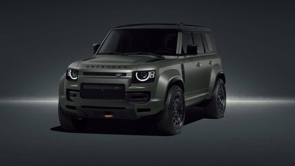 Land Rover Defender (2025) je novou generáciou ikonického terénneho vozidla, ktoré sa vyznačuje modernizovaným dizajnom a pokročilými technológiami, no stále si zachováva svoju tradičnú robustnosť a schopnosť zvládať náročné podmienky. Exteriér modelu dostal uhladenejšie a aerodynamickejšie línie, ktoré v kombinácii s terénnymi vlastnosťami robia z Defenderu ideálne vozidlo do každého terénu. Nový Defender je vybavený pokročilým systémom Terrain Response, ktorý umožňuje prispôsobiť vozidlo rôznym terénnym podmienkam a zabezpečuje maximálnu trakciu aj na klzkom či náročnom povrchu.
