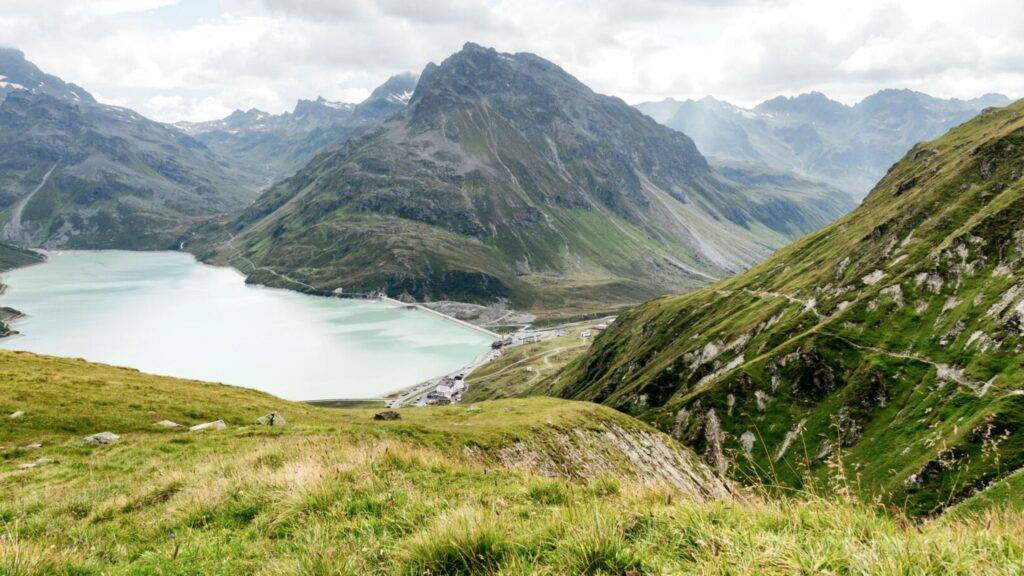 Montafon je malebná dolina v rakúskych Álpach, ktorá je známa svojimi nádhernými scenériami, impozantnými vrcholmi a jedinečnou prírodnou krásou. Leží v spolkovom štáte Vorarlbersko a je jedným z najkrajších regiónov Rakúska. Svojou rozmanitou krajinou, ktorá kombinuje vysoké hory, malebné rieky a bohaté lesy, ponúka Montafon ideálne miesto na relaxáciu aj aktívny odpočinok. Pre milovníkov prírody je to skutočný klenot, kde sa môžu tešiť na neporušené horské prostredie a čistý alpský vzduch.