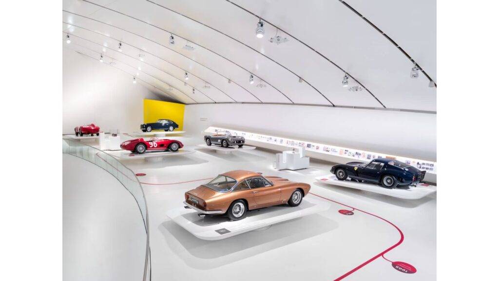 Museo Enzo Ferrari v Modene je jedným z najvýznamnejších miest pre všetkých fanúšikov motoristického sveta, ktoré si cení históriu a dedičstvo značky Ferrari. Nachádza sa v rodnom meste zakladateľa značky Enza Ferrariho a ponúka návštevníkom jedinečný pohľad na históriu tejto legendy. V múzeu sa nachádzajú ikony automobilovej výroby, ako napríklad modely Ferrari 250 GTO, Ferrari F40 a Ferrari LaFerrari, ktoré nielen demonštrujú technickú vyspelosť, ale aj revolúciu v dizajne a výkone, ktoré Ferrari prinieslo do motoristického sveta.
