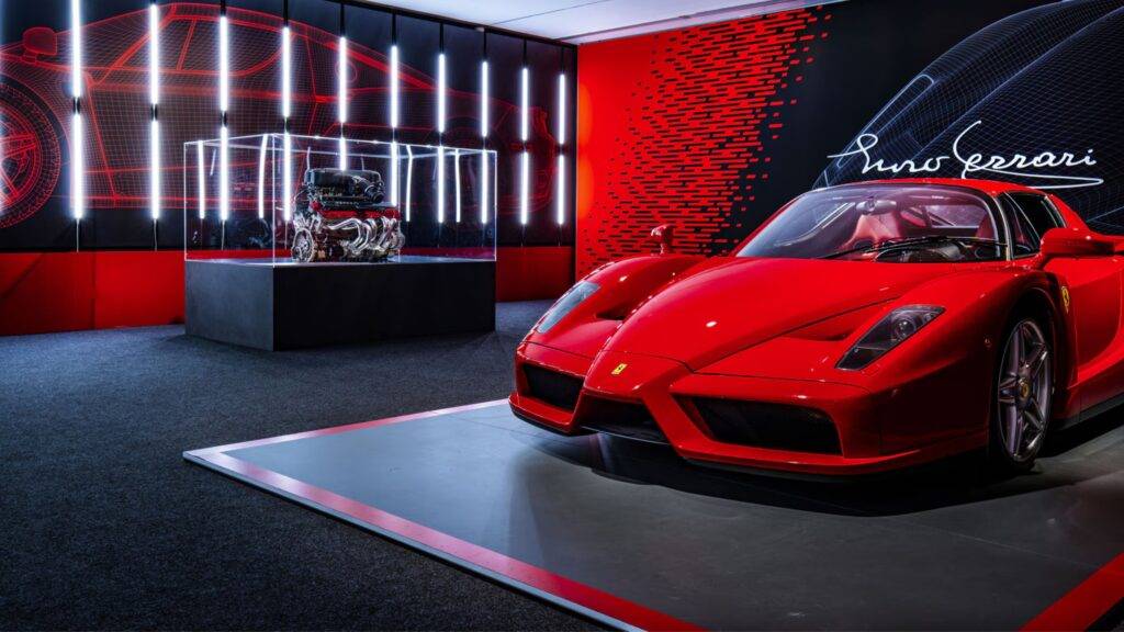 Museo Enzo Ferrari v Modene je jedným z najvýznamnejších miest pre fanúšikov motoristických legiend. Toto múzeum, venované zakladateľovi značky Ferrari, Enzovi Ferraimu, ponúka návštevníkom fascinujúci pohľad na históriu automobilovej výroby, ktorá zmenila svet motoristických športov. Vystavené automobily, prototypy a historické artefakty rozprávajú príbeh vášne a inovácií, ktoré sú synonymom Ferrari.
